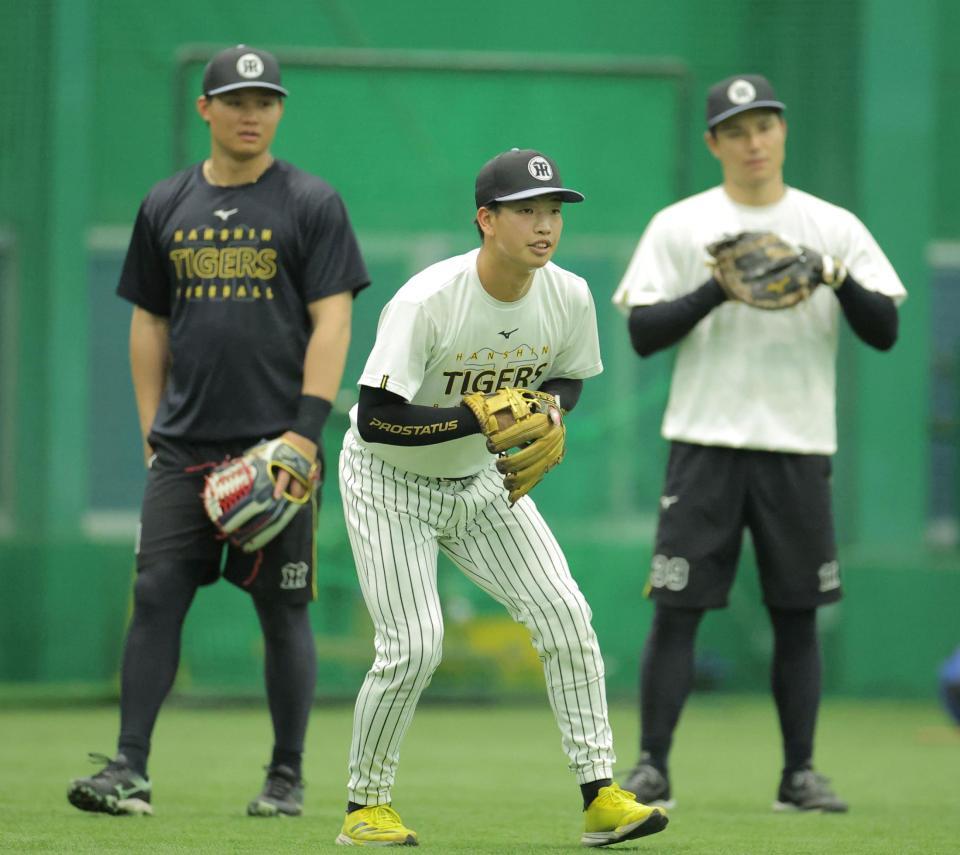 １軍に合流し守備練習をする百崎（中央）＝撮影・西田忠信