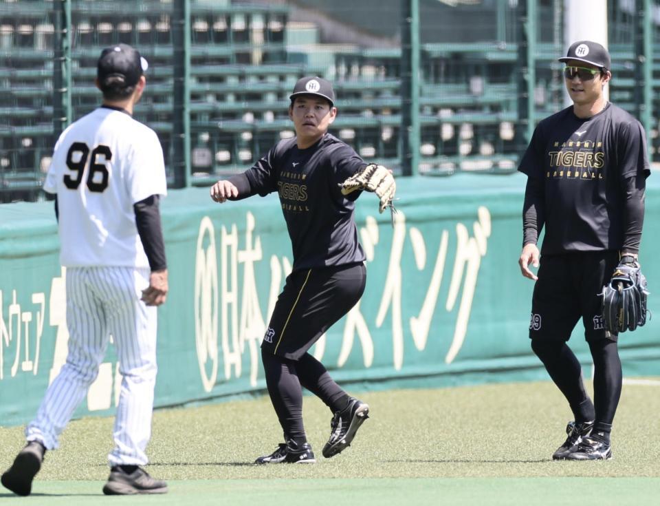 守備練習をする嶋村（中央）と栄枝（右）＝撮影・田中太一