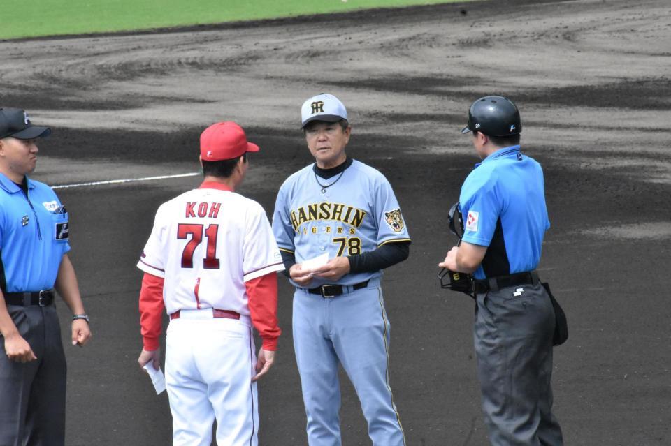 メンバー表を交換する平田２軍監督