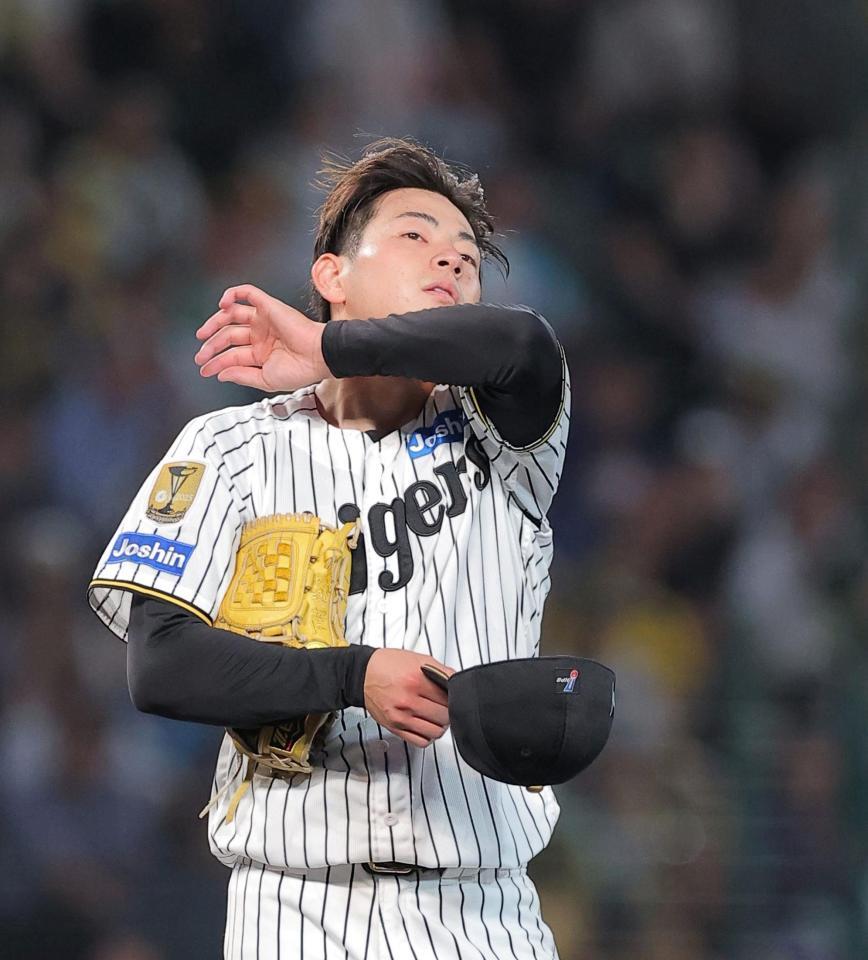 ５回、福永に死球を与え汗をぬぐう下村（撮影・西田忠信）