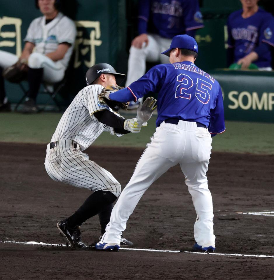 ７回、高寺の内野ゴロで三塁走者の熊谷が三本間に挟まれタッチアウトになる（撮影・山口登）