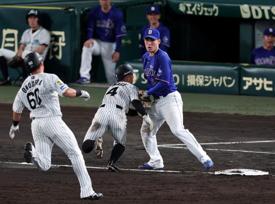 ７回、高寺の内野ゴロで三塁走者の熊谷が三本間に挟まれタッチアウトになり、一塁走者の小野寺が三塁狙うもタッチアウトになる（撮影・山口登）
