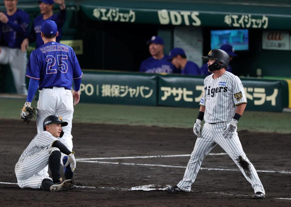 ７回、高寺の内野ゴロで三塁走者の熊谷が三本間に挟まれタッチアウトになり、一塁走者の小野寺が三塁狙うもタッチアウトになる（撮影・山口登）