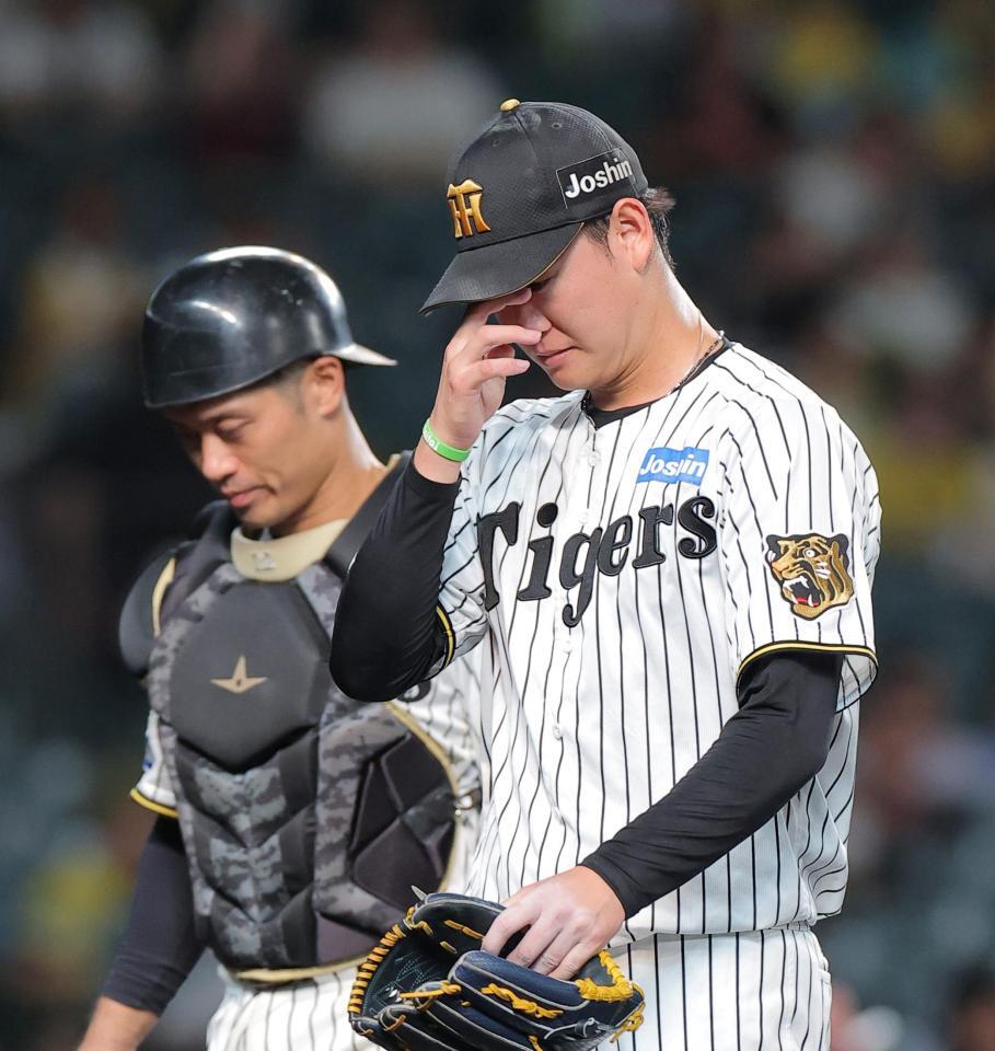 １１回に勝ち越しを許し、ベンチに戻る坂本（左）と及川（撮影・西田忠信）