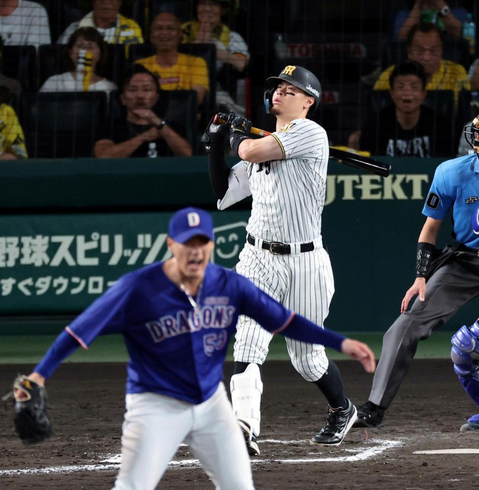 １０回、空振り三振に倒れる佐藤輝（撮影・山口登）