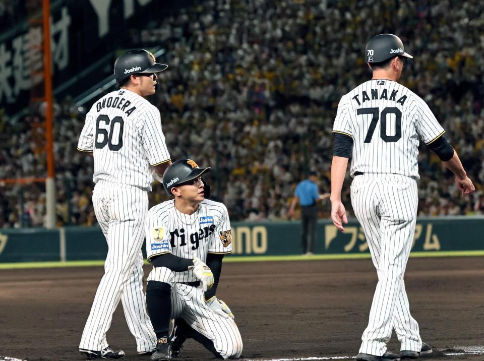 ７回、高寺の打球で三走・熊谷（右）と一走・小野寺がアウトとなる（撮影・田中太一）