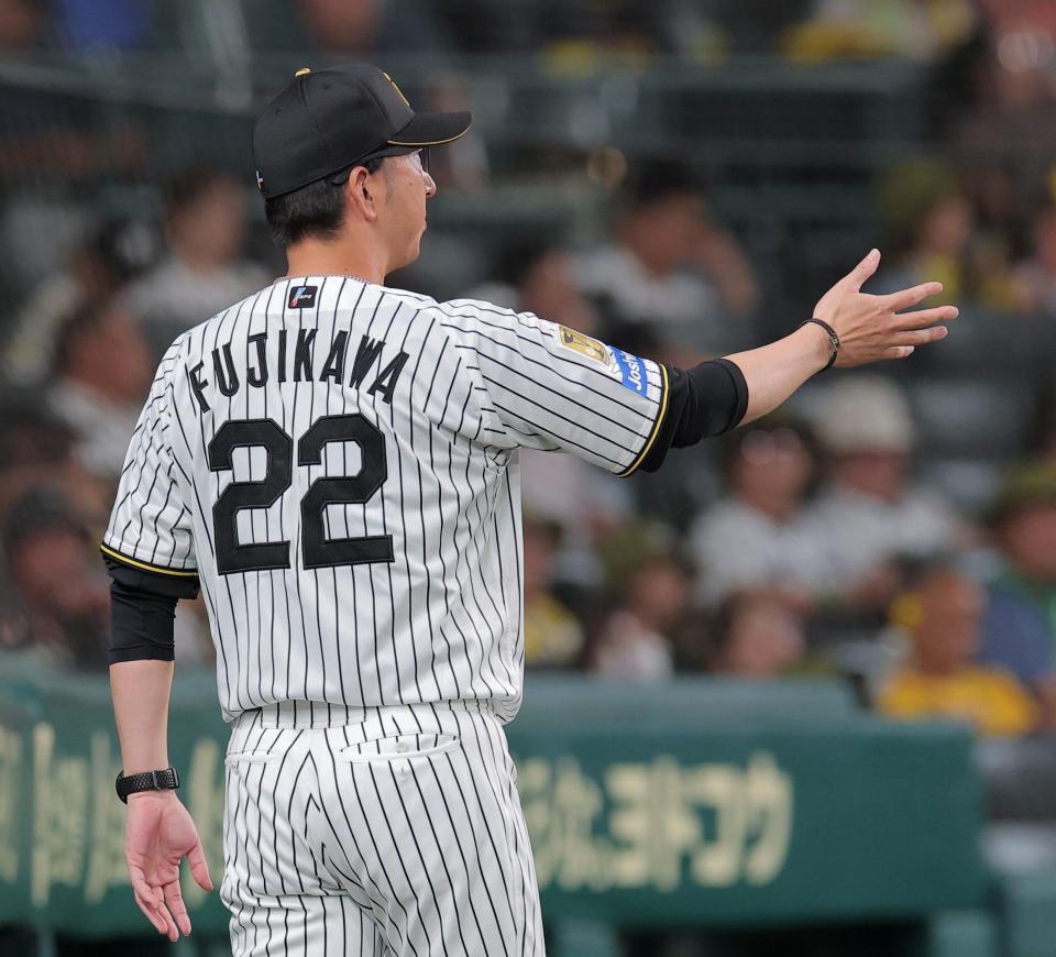 ５回、下村の代打に福島を告げる藤川監督（撮影・西田忠信）