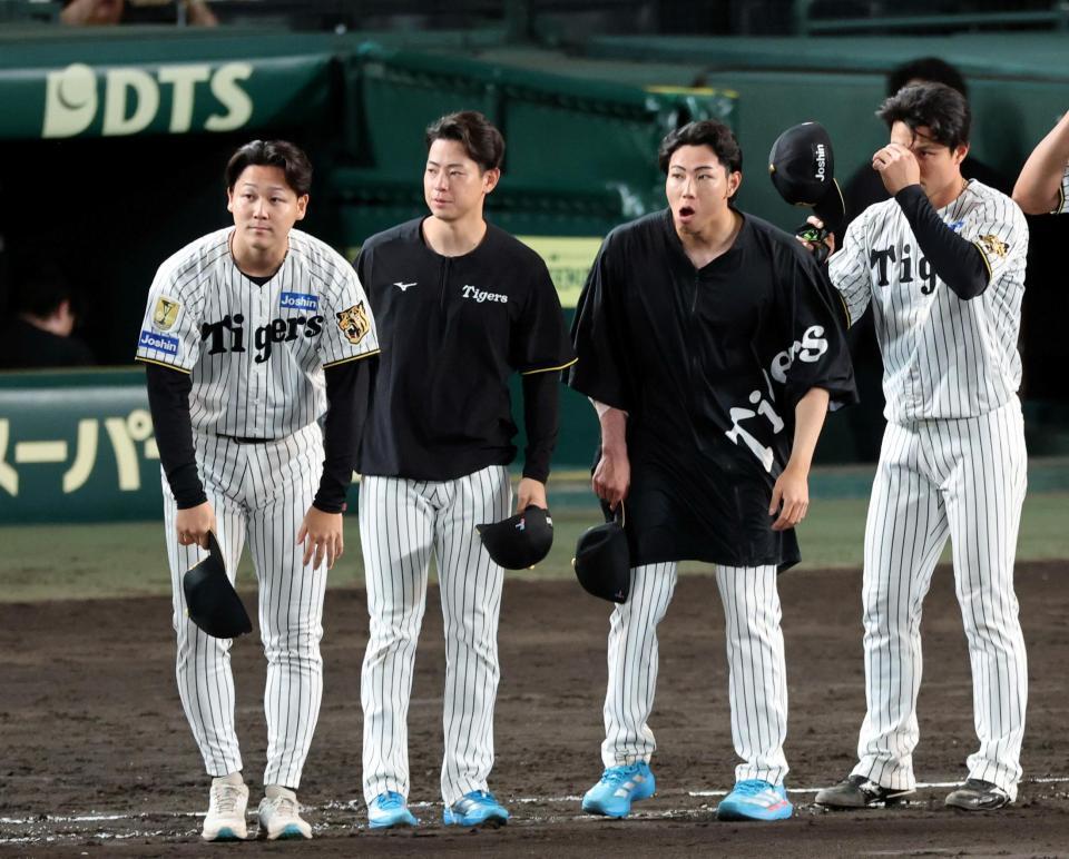 試合を終えファンにあいさつする下村（左から２人目）＝撮影・山口登