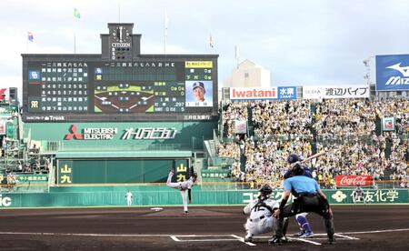 　１回、プロ初登板初先発の下村は初球を投げる（撮影・田中太一）