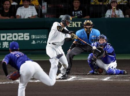 ６回、中前打を放つ中野（撮影・山口登）