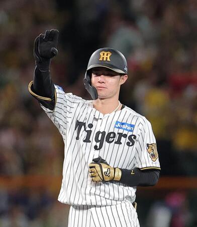 １０回、二塁打を放ちポーズを決める中野（撮影・西田忠信）