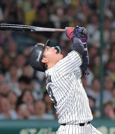 　６回、満塁の好機で一飛に倒れる大山