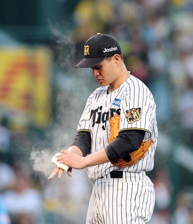 ３回、マウンドで両手に滑り止めを付ける大竹（撮影・山口登）
