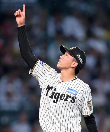 ５回、今朝丸は菊池を捕邪飛に打ち取り、打球に指をさす（撮影・山口登）