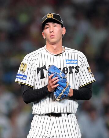 ６回、無失点に抑えベンチに戻る今朝丸（撮影・山口登）