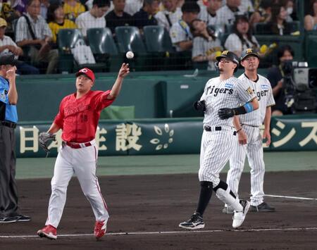 ７回、一ゴロに終わる佐藤輝（中央右）。同左は投手・森（撮影・立川洋一郎）