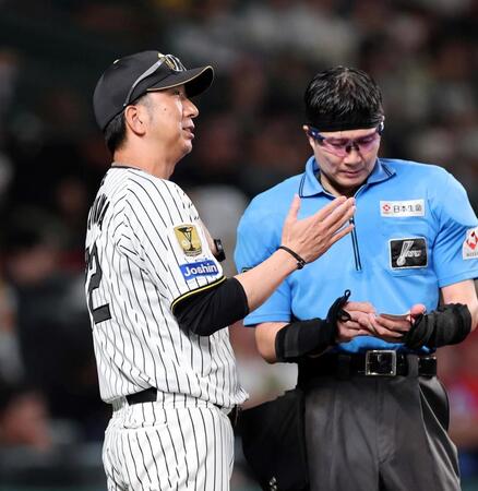 ９回、選手交代を告げる藤川監督（撮影・山口登）