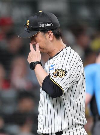６回を終え、藤川監督は投手交代を告げベンチに戻る（撮影・山口登）