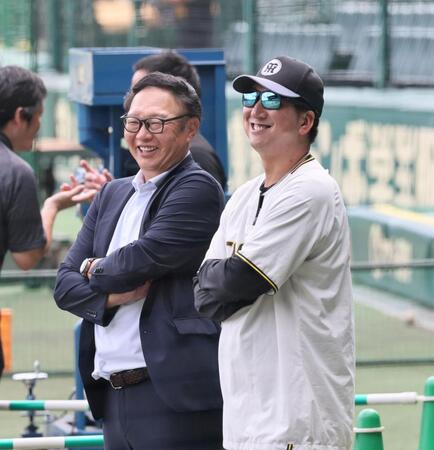 福原忍氏と談笑する藤川監督（撮影・田中太一）
