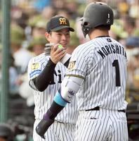 　１回、先制ソロを放った森下を迎える下村（撮影・田中太一）