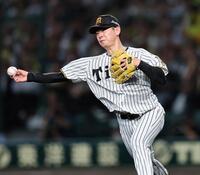 ５回、柳の打球を三塁へ送球しアウトにする下村（撮影・田中太一）