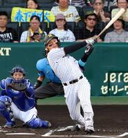 　１回、先制の２０号ソロを放つ森下（撮影・山口登）