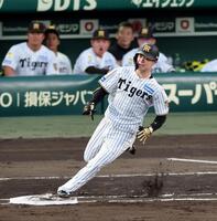 ４回、右越え二塁打を放ちベースを回る中野（撮影・山口登）