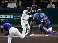 ６回、中前打を放つ中野（撮影・山口登）