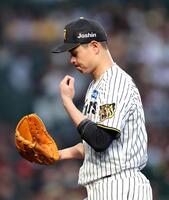 ３回、５失点しベンチに戻る大竹（撮影・山口登）