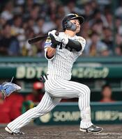 ５回、右越えにソロを放つ前川（撮影・山口登）