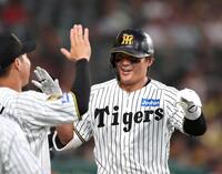 ５回、前川はソロを放ちナインの出迎えに笑顔を見せる（撮影・山口登）