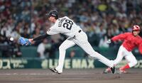 ６回、今朝丸は石原のスクイズを本塁にグラブトスし、三塁走者の生還を阻む（撮影・山口登）