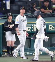８回裏が終わり、選手交代を告げに向かう藤川監督（撮影・立川洋一郎）