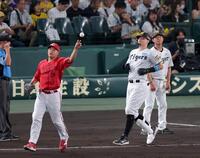 ７回、一ゴロに終わる佐藤輝（中央右）。同左は投手・森（撮影・立川洋一郎）