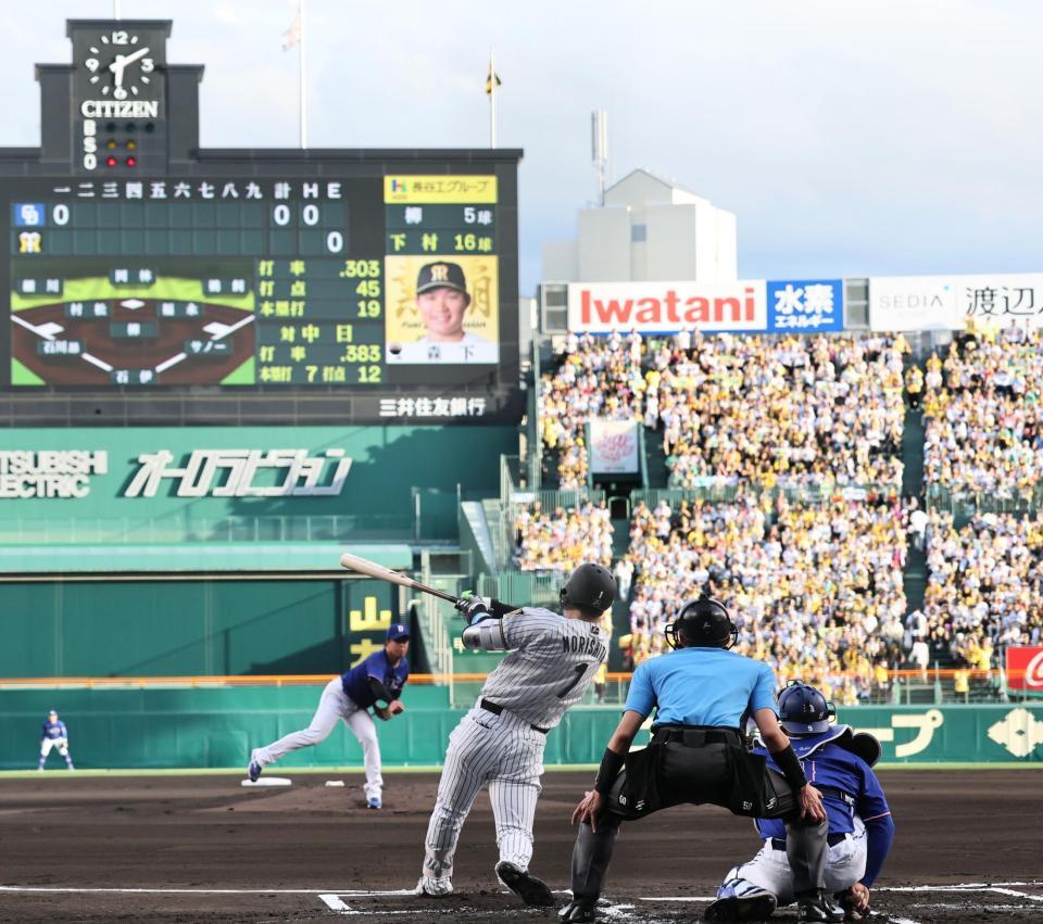 １回、２０号ソロを放つ森下（撮影・田中太一）