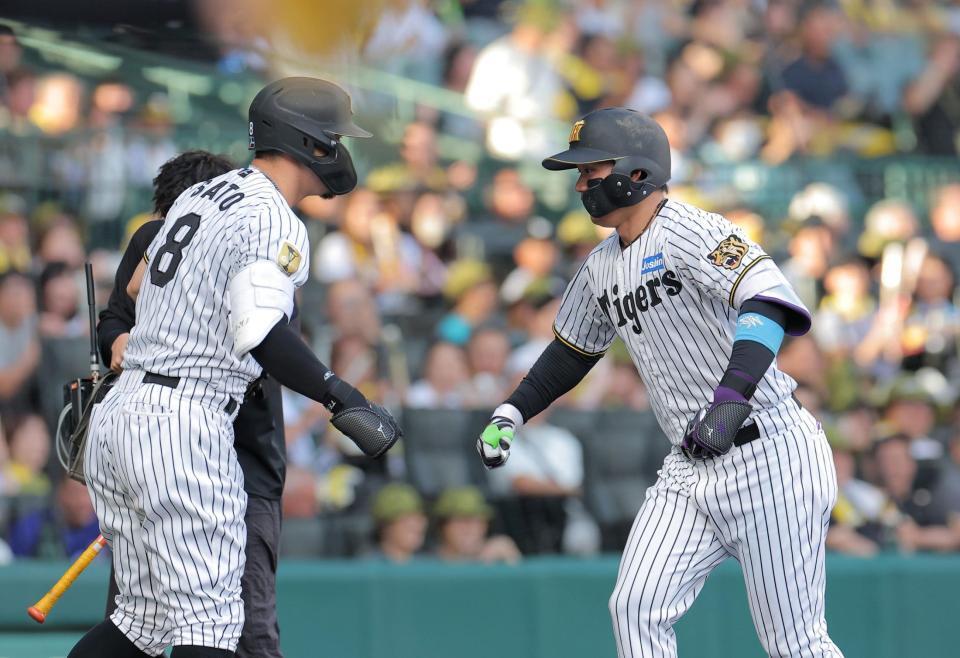１回、先制ソロを放ち佐藤輝（左）と喜ぶ森下（撮影・西田忠信）