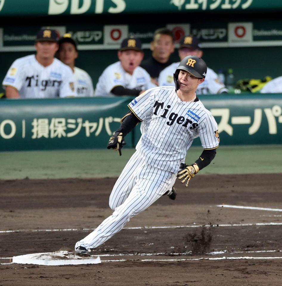 ４回、右越え二塁打を放ちベースを回る中野（撮影・山口登）