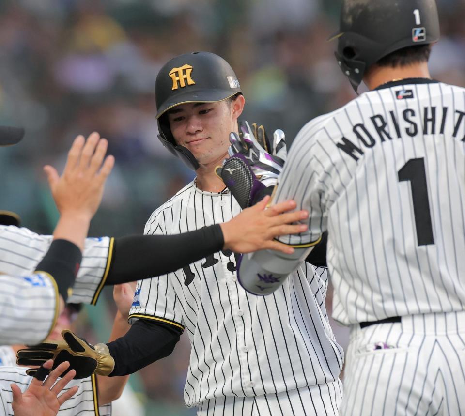 ４回、森下（右）の三ゴロで生還した中野（撮影・西田忠信）
