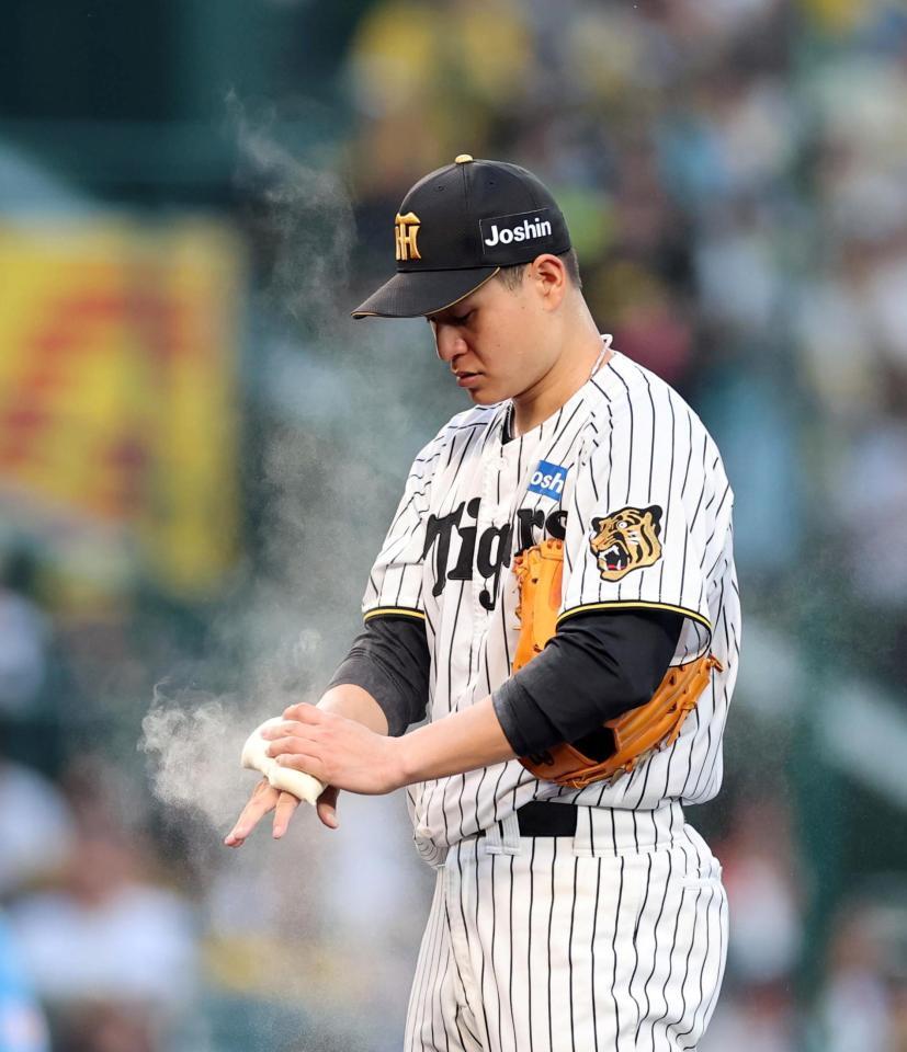３回、マウンドで両手に滑り止めを付ける大竹（撮影・山口登）