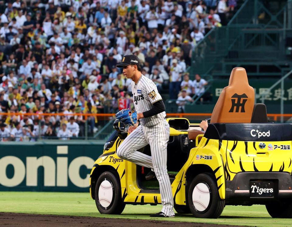 ４回、今朝丸はリリーフカーから降りマウンドに向かう（撮影・山口登）