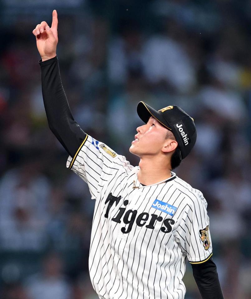 ５回、今朝丸は菊池を捕邪飛に打ち取り、打球に指をさす（撮影・山口登）