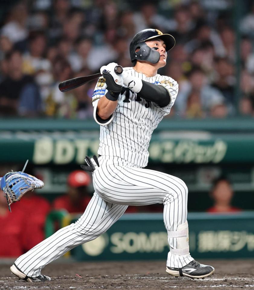 ５回、右越えにソロを放つ前川（撮影・山口登）