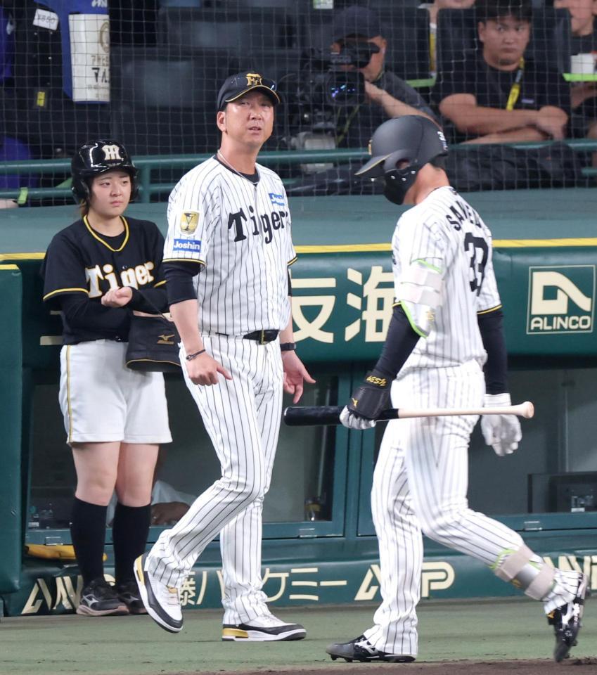 ８回裏が終わり、選手交代を告げに向かう藤川監督（撮影・立川洋一郎）