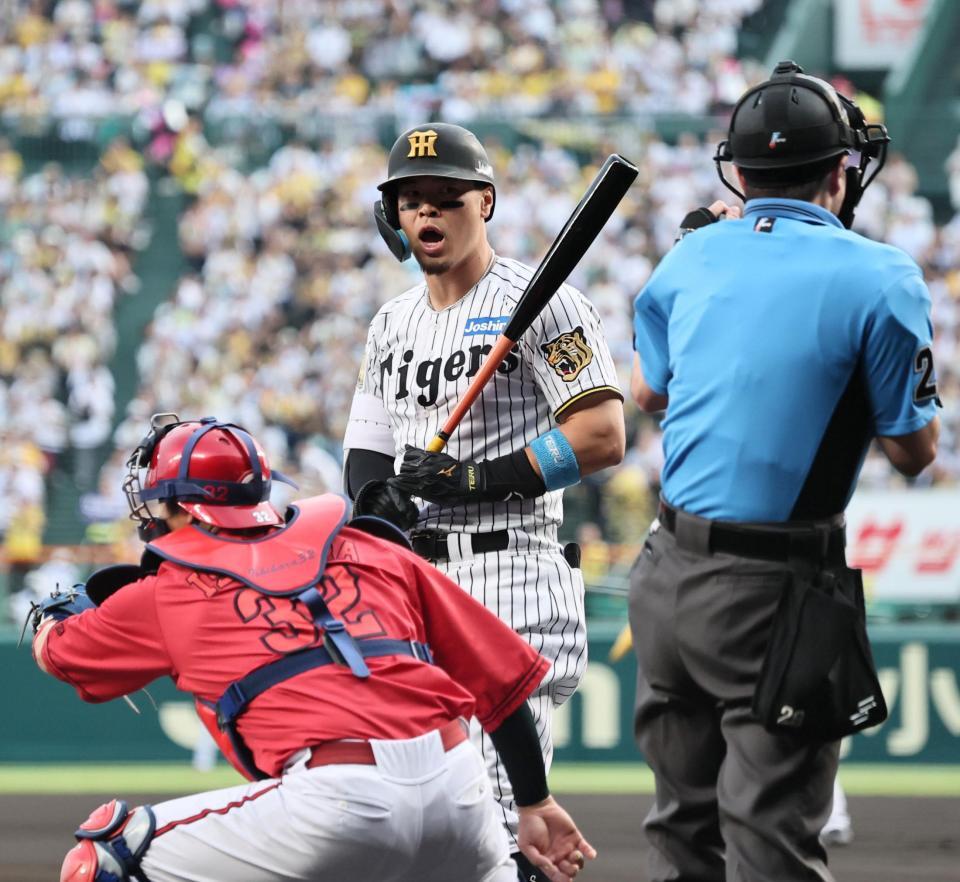 １回、見逃し三振に倒れる佐藤輝（撮影・田中太一）