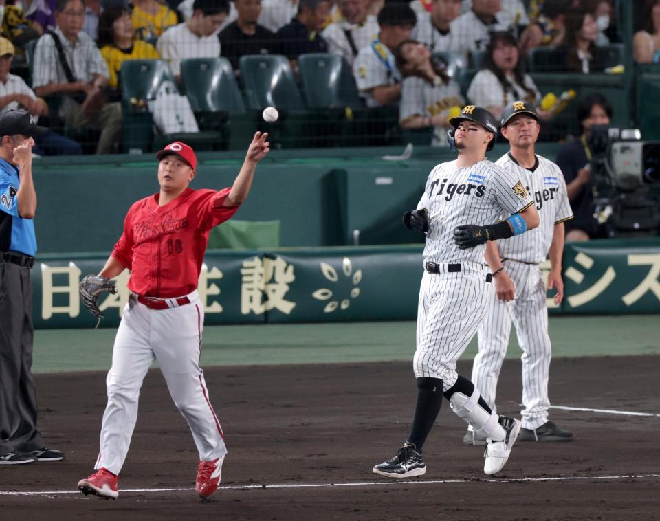 ７回、一ゴロに終わる佐藤輝（中央右）。同左は投手・森（撮影・立川洋一郎）