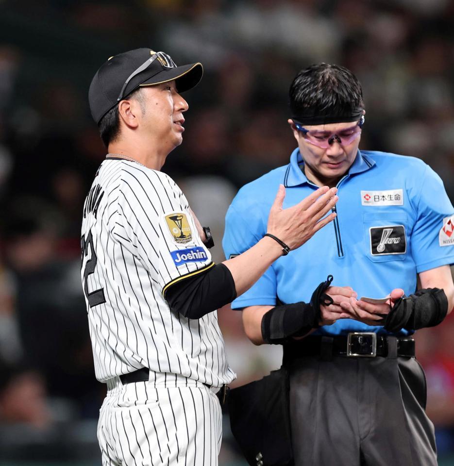 ９回、選手交代を告げる藤川監督（撮影・山口登）