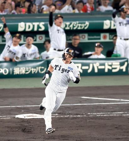 　５回、右翼スタンドへソロを放ちダイヤモンドを回る前川（撮影・立川洋一郎）