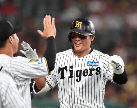 ナインの出迎えに笑顔を見せる前川
