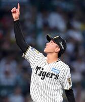 　５回、菊池を捕邪飛に打ち取り、打球に指をさす今朝丸
