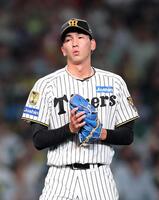 ６回、無失点に抑えベンチに戻る今朝丸（撮影・山口登）